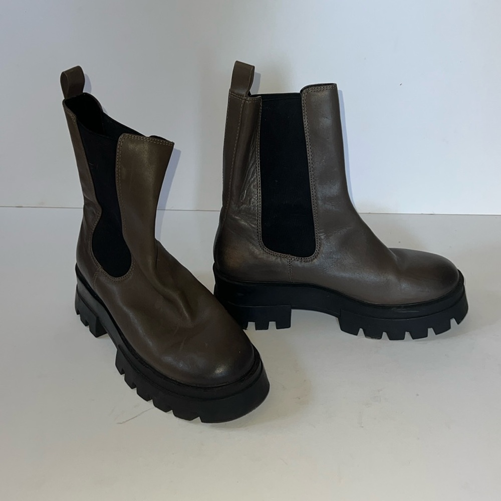 Lug sole Chelsea Boots